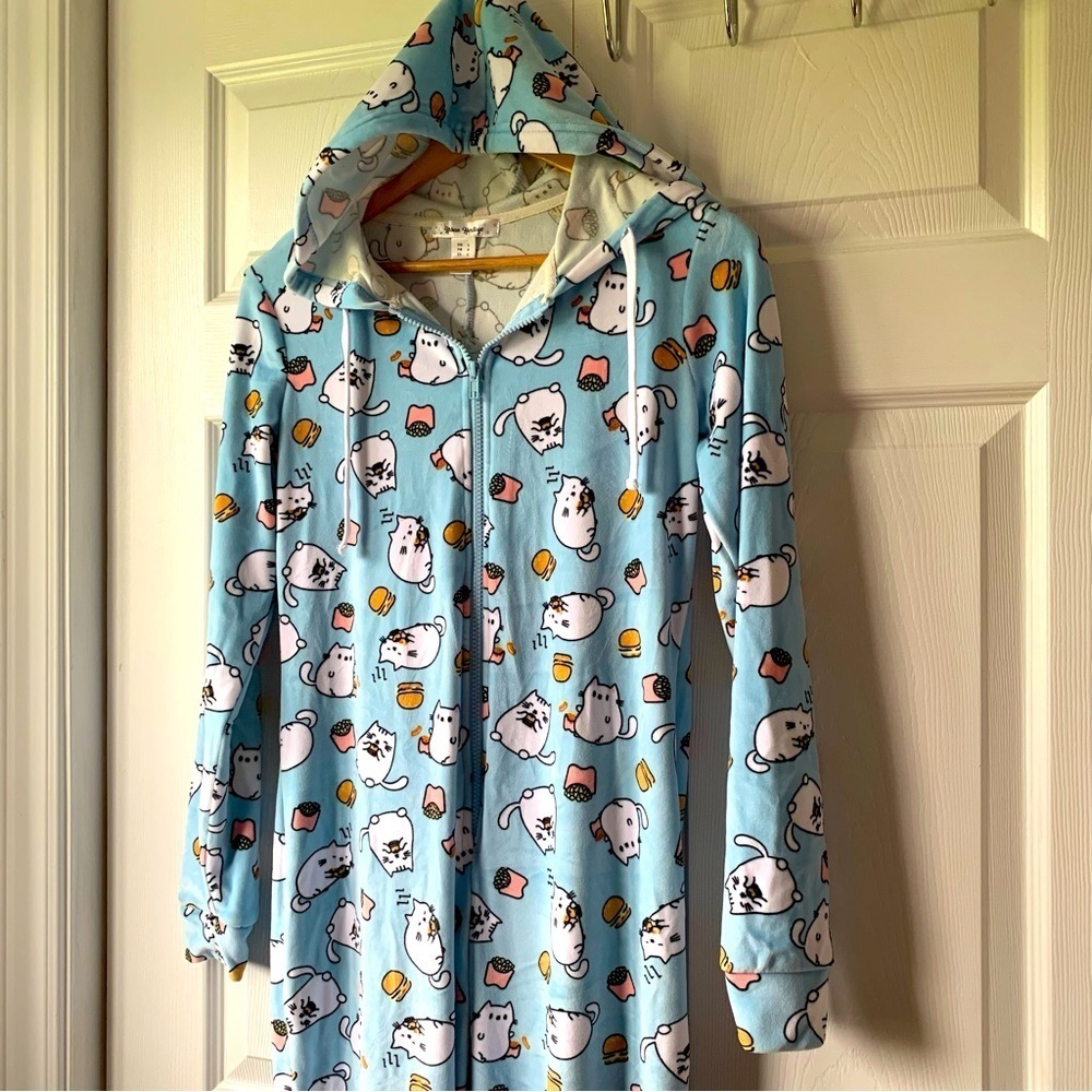 Cat 🐱 eating burgers 🍔 onesie pyjamas size small